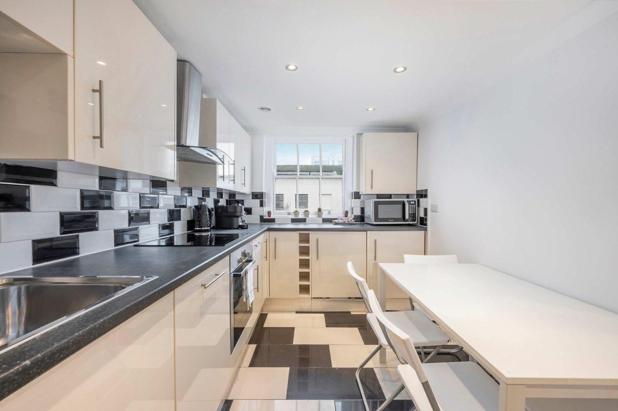 Above & Beyond - Fitzrovia - By Frankie Says Apartament